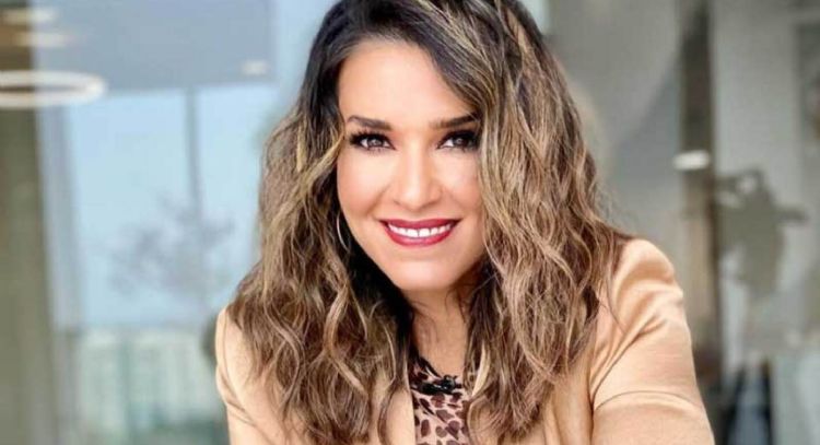 Laura G no se limita y luce con este increíble conjunto claro, luego de dejar los foros de TV Azteca