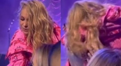 Paulina Rubio rompe en llanto en pleno concierto cuando recuerda a su madre, Susana Dosamantes