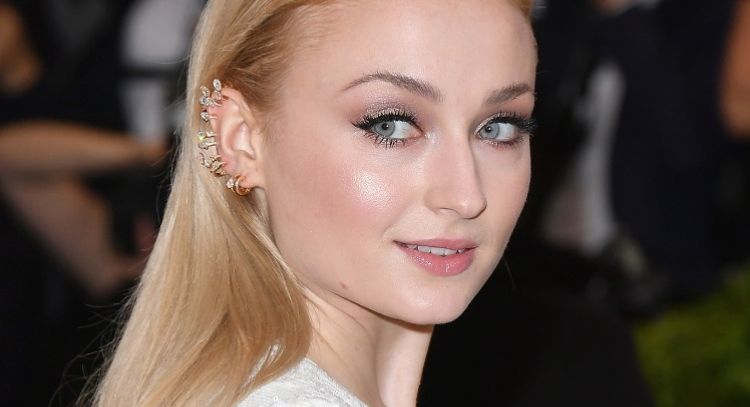 Sophie Turner es fotografiada con un anillo de bodas mientras sale de casa de Taylor Swift