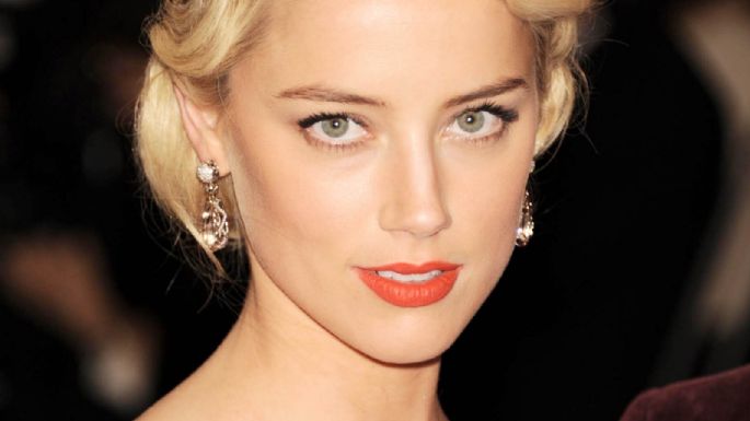 Amber Heard es captada con muletas tras lesión en la Cadera; Pese a eso está de buen humor