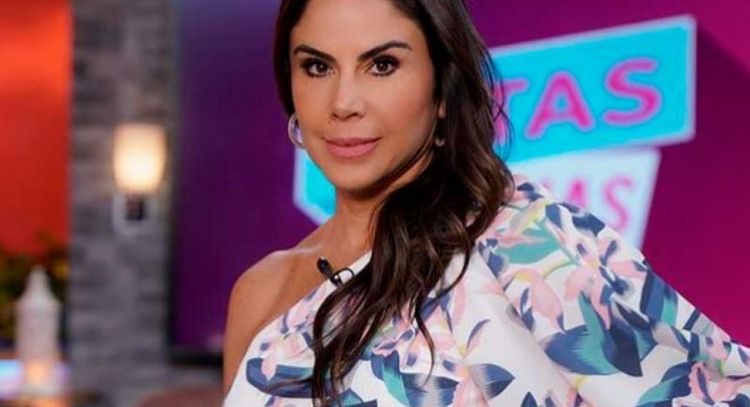 Paola Rojas regresa a 'Netas Divinas' y enamora con este encantador 'outfit' blanco; así posa