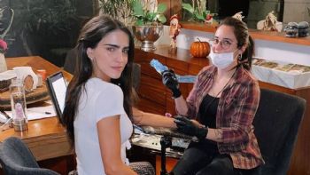 Bárbara de Regil protagoniza un divertido momento tras duplicar su tatuaje por error