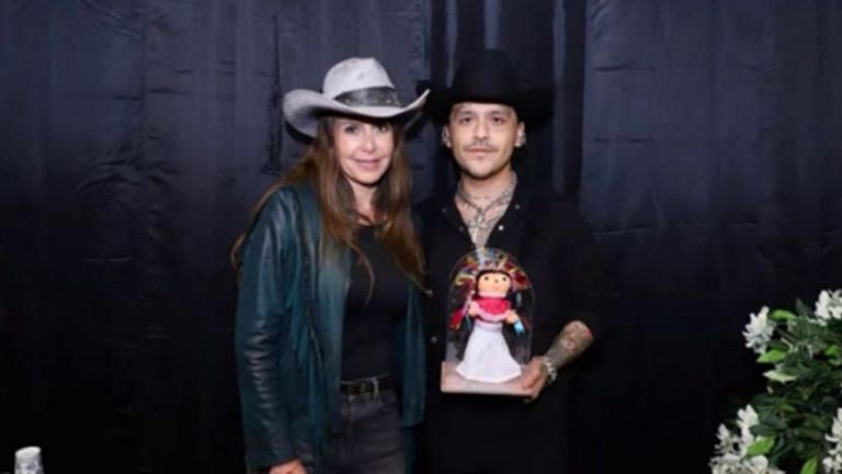 Nodal recibe muñeca Lele por parte de sus seguidores, agradeciendo el gesto