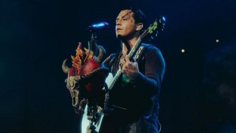 Nodal recibe muñeca Lele por parte de sus seguidores, agradeciendo el gesto