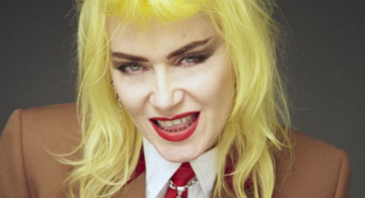 Fallece Pam Hogg, la reina punk de la moda británica que diseñó para Rihanna y Lady Gaga