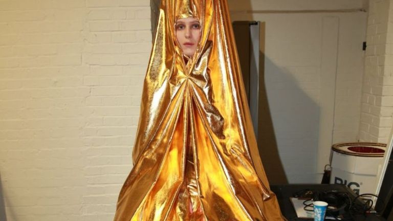 Pam Hogg, diseñadora escocesa de los ochentas, muere el 26 de noviembre de 2025, a los 66 años