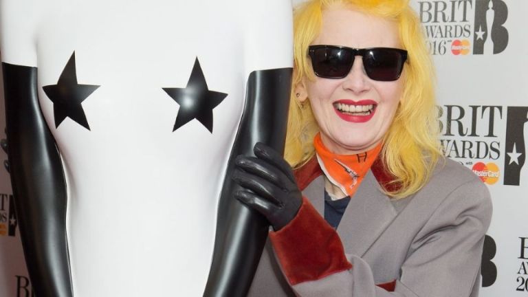 Pam Hogg, diseñadora escocesa de los ochentas, muere el 26 de noviembre de 2025, a los 66 años