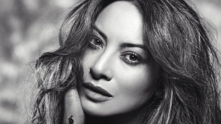 Cazzu hace homenaje a Myriam Hernández en Chile interpretando 'El Hombre Que Yo Amo' 