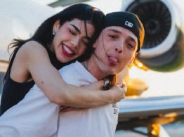 Kenia Os cuenta cómo conoció a Peso Pluma y los fans la llaman "la nueva Ángela Aguilar"